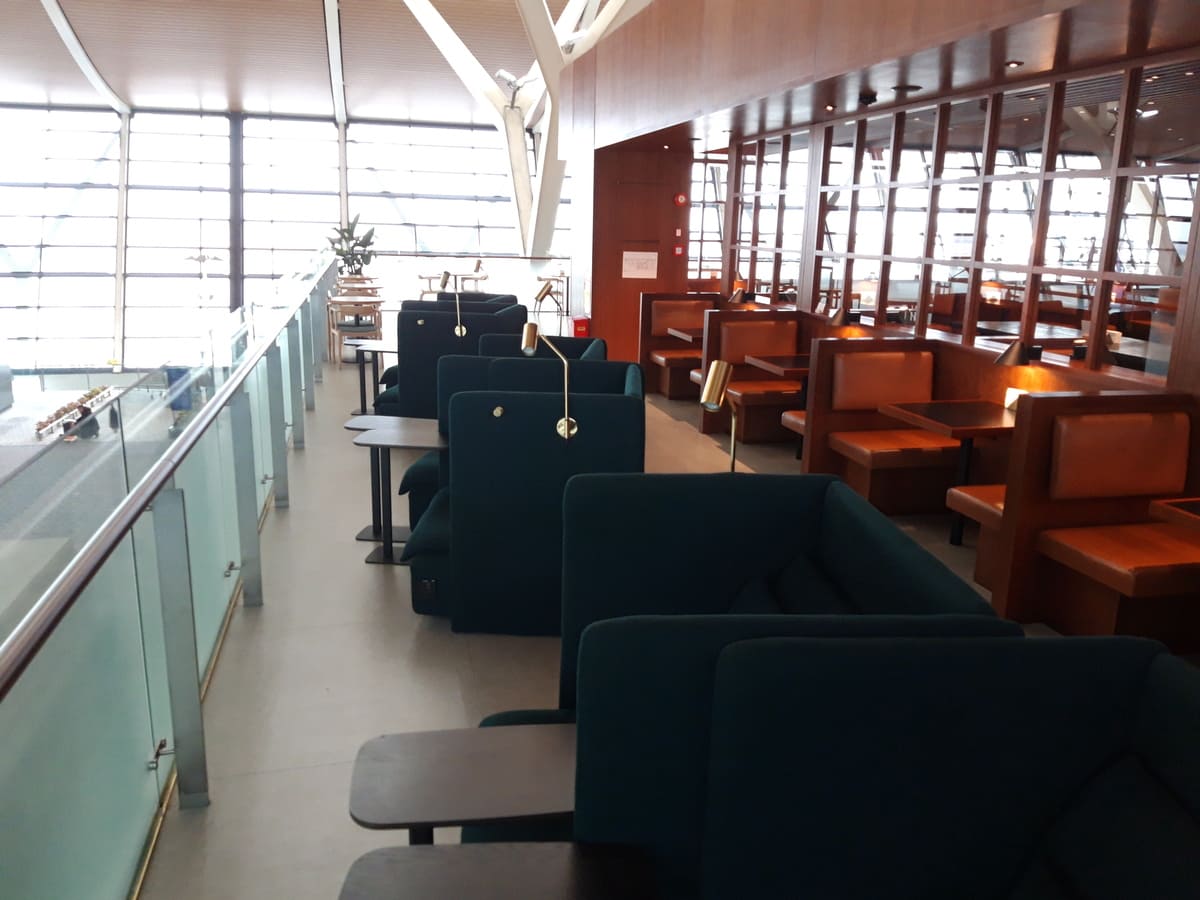 Cathay Pacific Lounge Shanghai Außenbereich mit Ruhesesseln