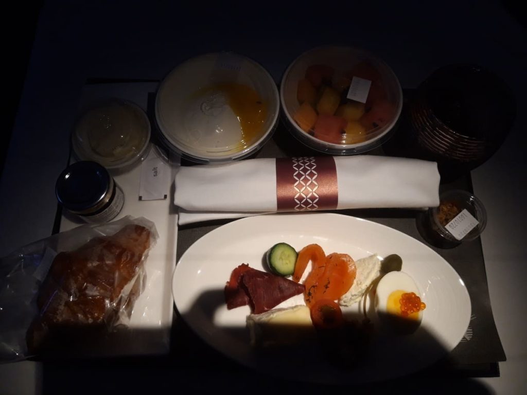 Qatar Airways QSuite Frühstück