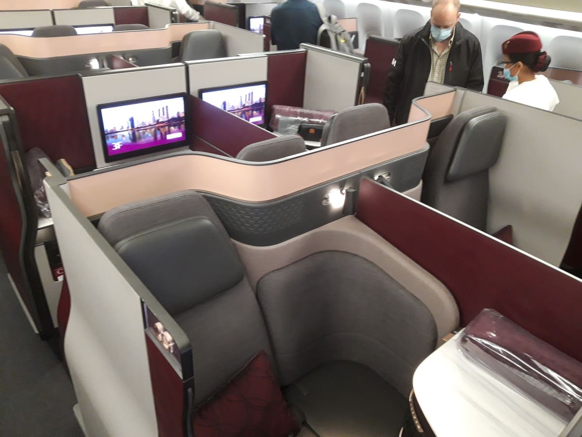 Qatar Airways Business Class Kabine mit QSuite B777-300ER