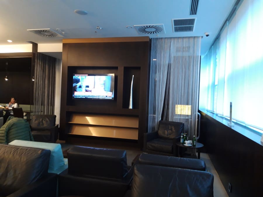 Loungebereich mit Blick auf TV