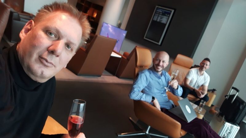 Schampus trinken mit den Kollegen von Yourtravel.tv