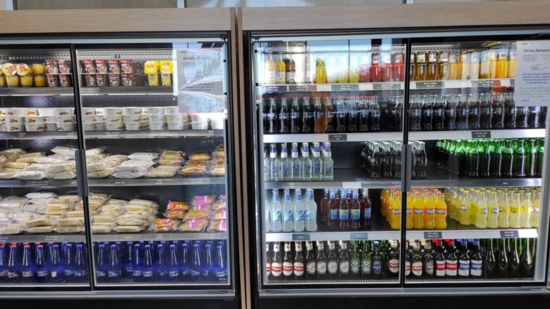 Kühlschränke mit Drinks und Sandwiches