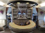 Emirates Bar im A380 - Loungerocker Review Trip