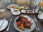Full English Breakfast und Räucherlachs